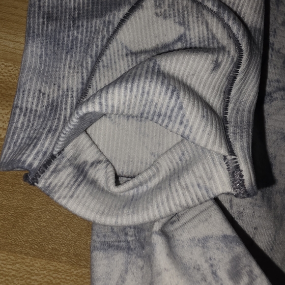 Lululemon Athletica Tie Dyed Patterned Long Sleeve Top (LS21) - Picture 6 of 7